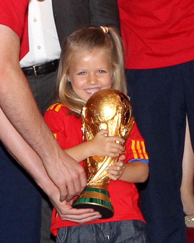 Leonor, con la Copa del Mundo conquistada por España en el Mundial de Sudáfrica