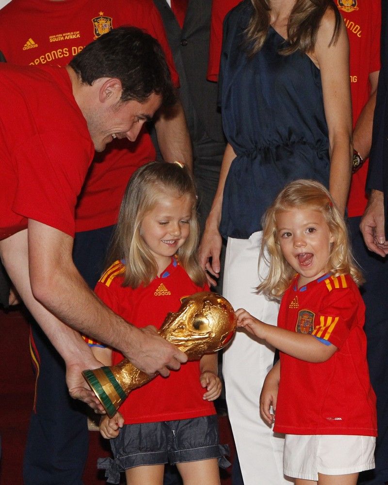 Iker Casillas, muestra la Copa del Mundo a Leonor y Sofía