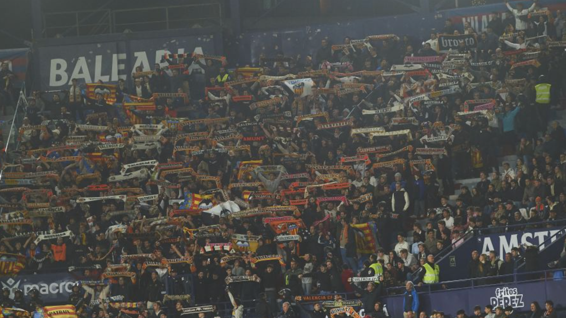 Afición del Valencia CF en el derbi