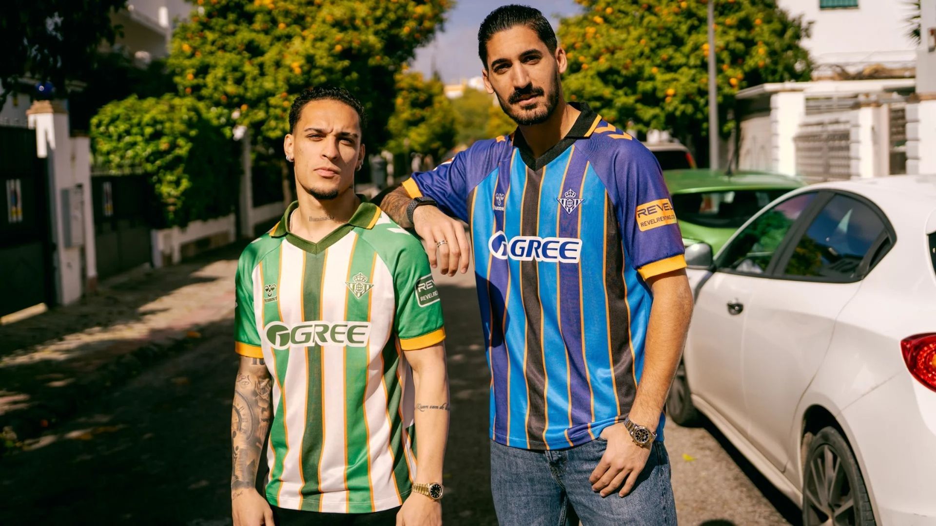 Antony y Valles, con la camiseta 'Forever Green' del Betis