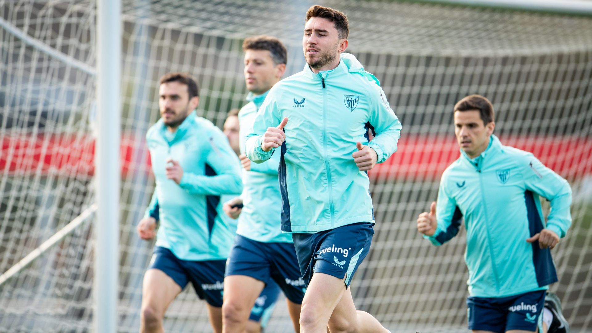 Aymeric Laporte, con el grupo en el entrenamiento en Lezama
