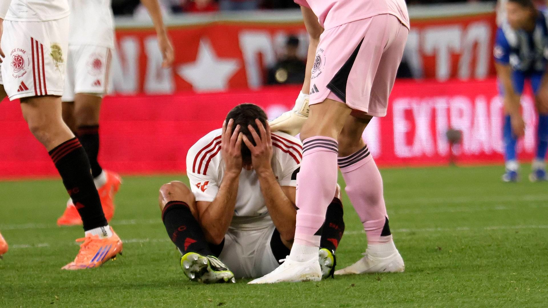 Azpilicueta, en el Sevilla-Alavés tras recibir un golpe en la cabeza Azpilicueta, en el Sevilla-Alavés tras recibir un golpe en la cabeza