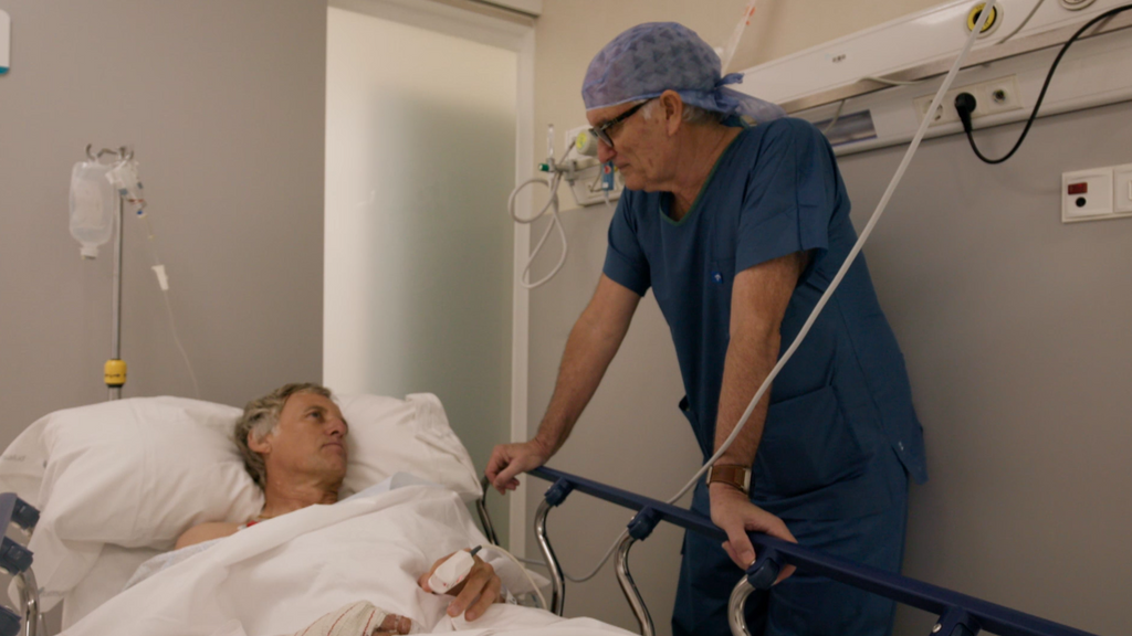 Jesús Calleja habla ante las cámaras de 'Universo Calleja' al salir de la operación y el médico cuenta cómo ha ido