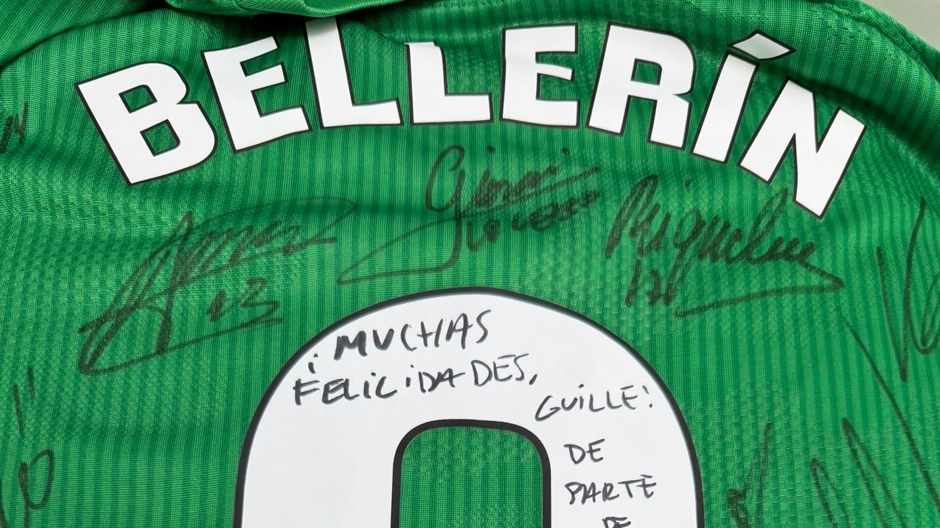 Camiseta dedicada que Héctor Bellerín le regaló a Guille por su cumpleaños