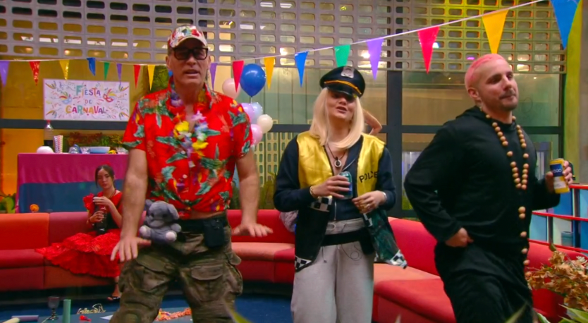 Carlos bailando con Gloria y Manuel