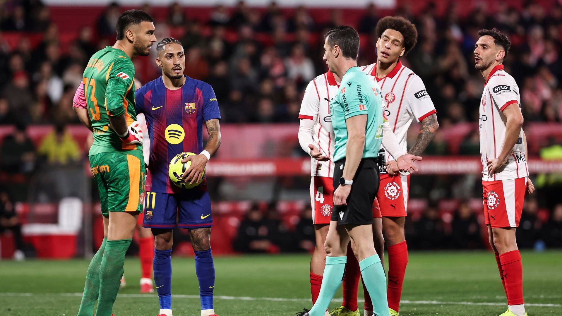 César Soto Grado hablando con los jugadores en el Girona-Barcelona César Soto Grado hablando con los jugadores en el Girona-Barcelona