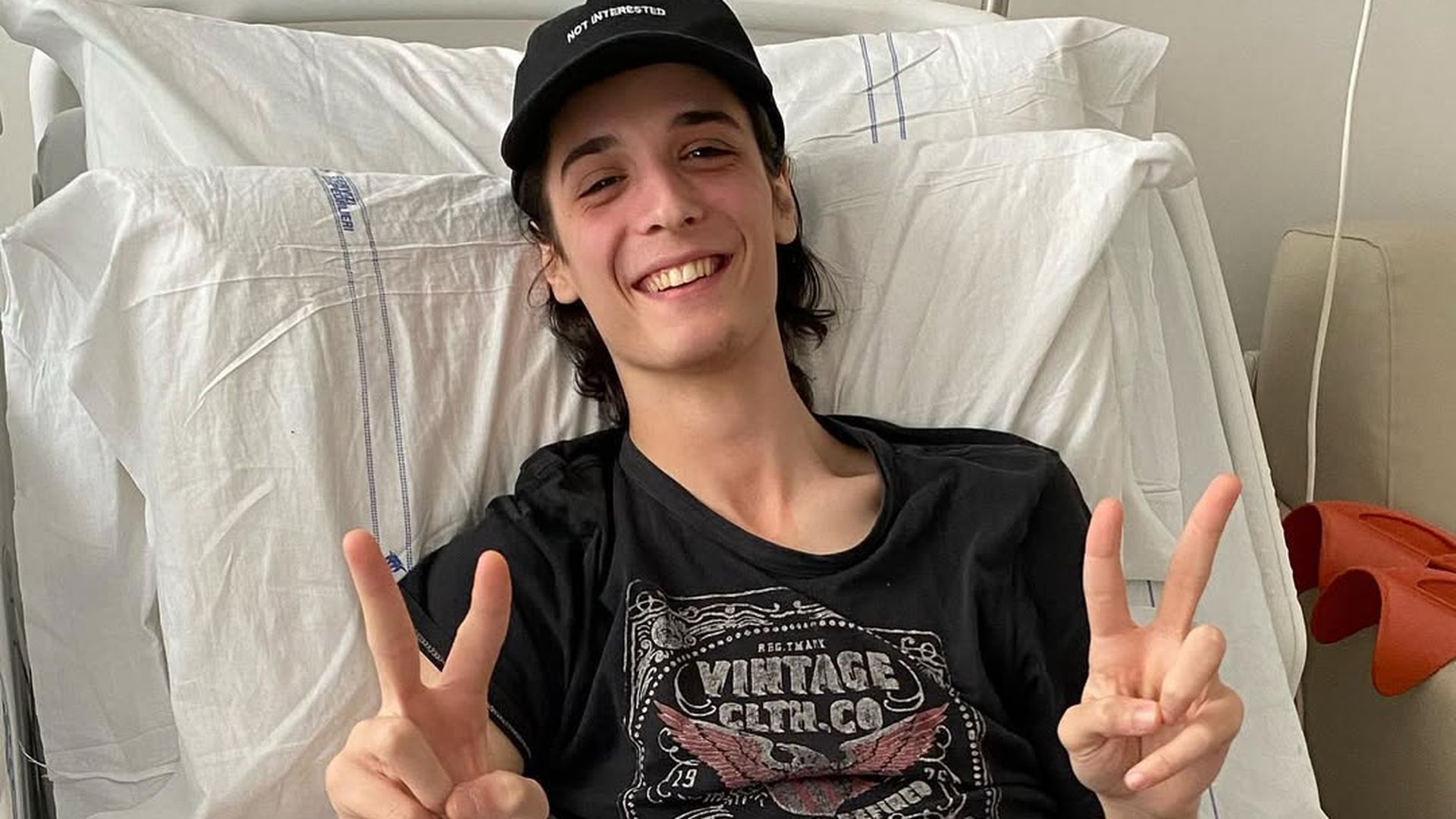 Damiano Alberti, en un imagen durante su tratamiento oncológico por su cáncer en la pierna