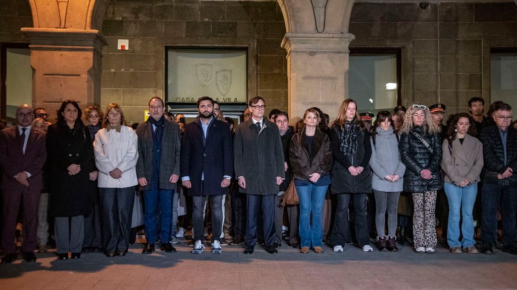 Dolor y desolación durante el minuto de silencio por las víctimas mortales del incendio en Manlleu, Barcelona