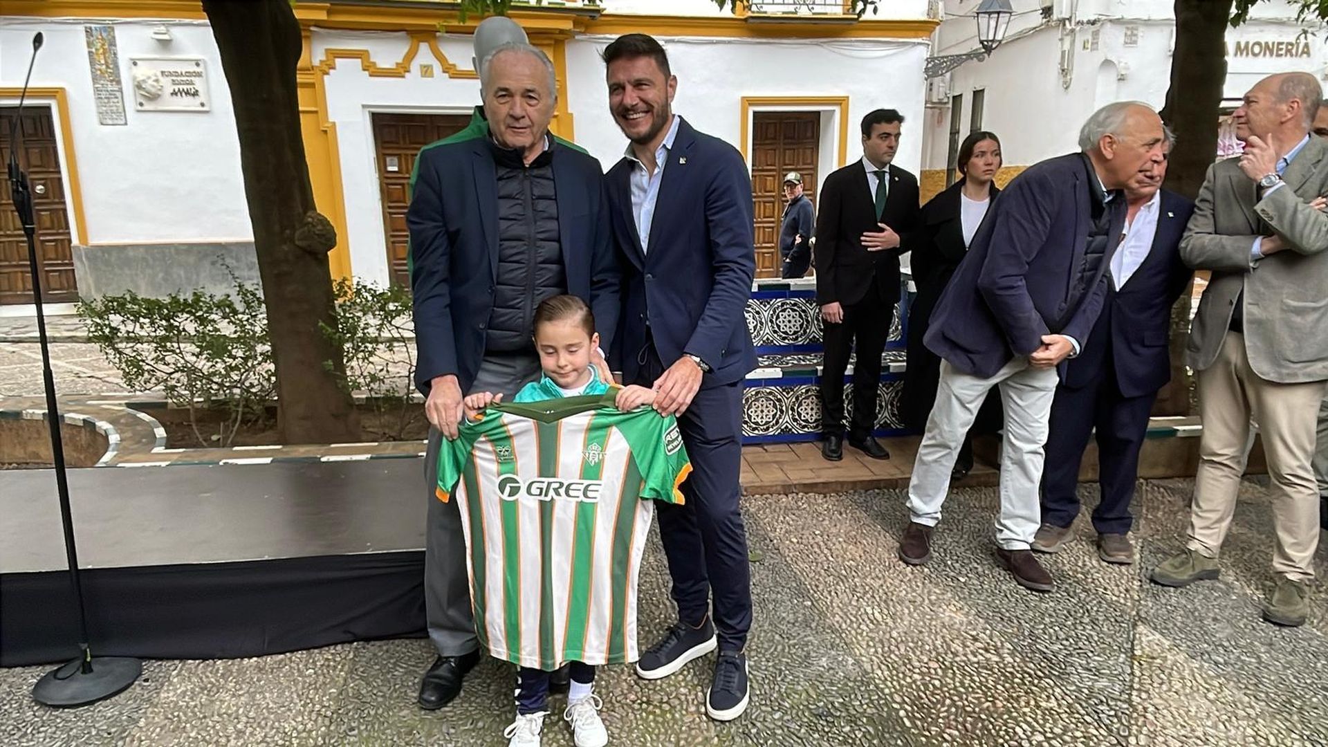 El Betis presenta su camiseta 'Forever Green'