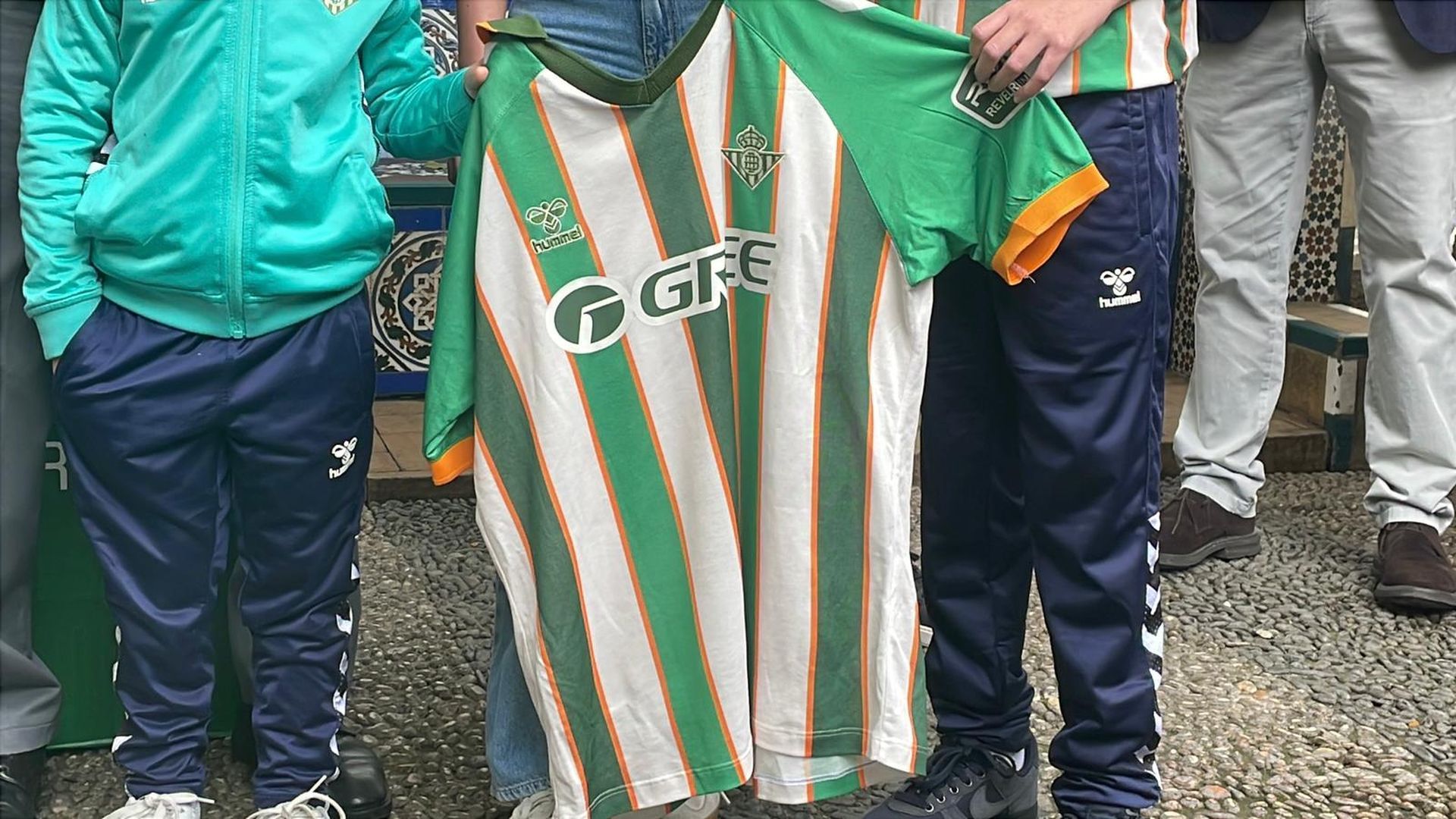 El Betis presenta su camiseta 'Forever Green'