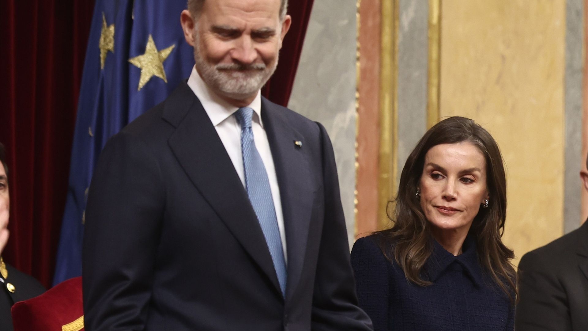 El rey Felipe VI, siendo ovacionado tras su discurso, con la reina Letizia a su lado