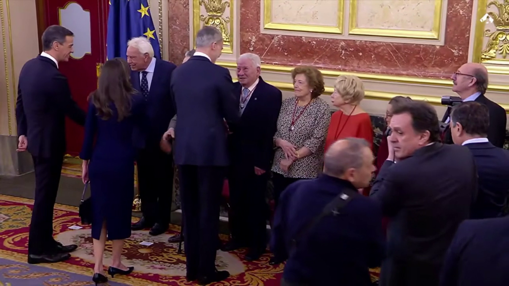 El protocolo une a Felipe González y a Sánchez en el acto institucional: un apretón de manos frío y corto