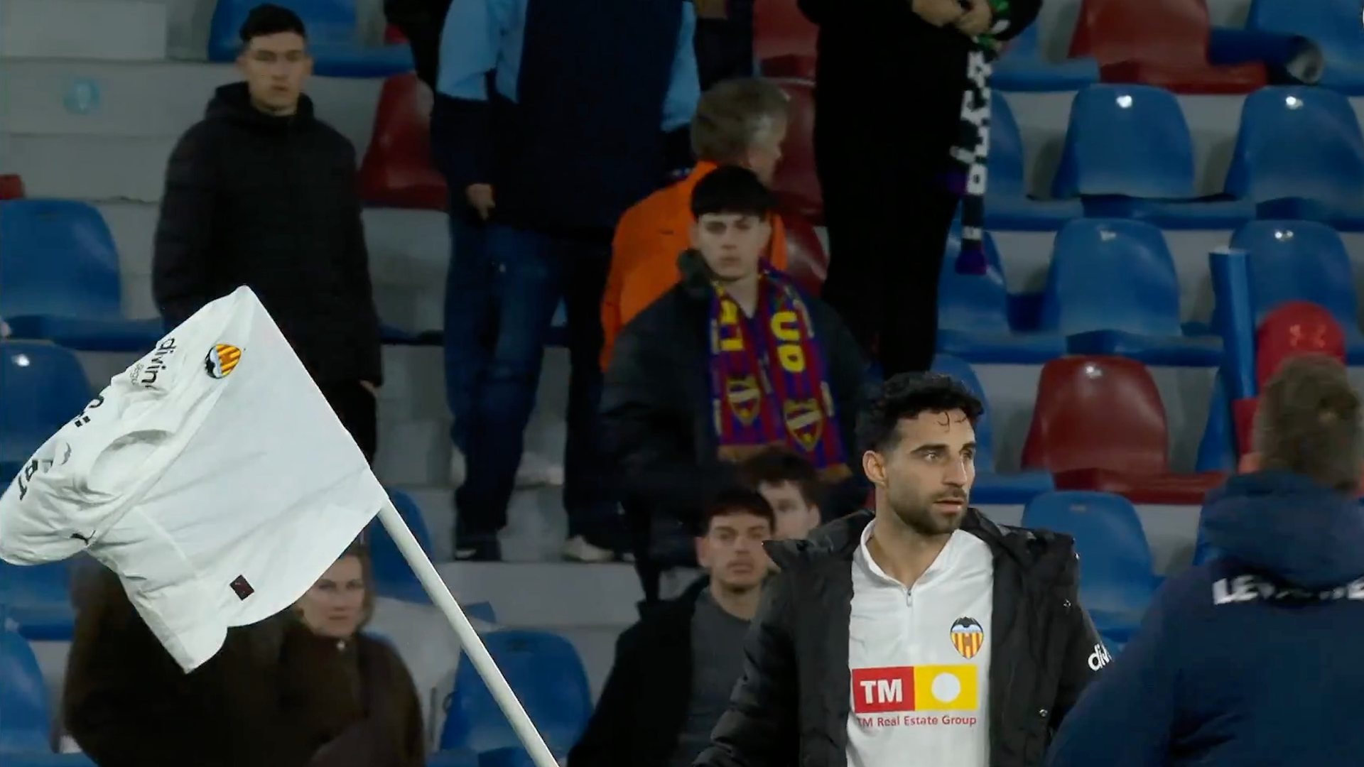 Eray Cömert con un banderín en el campo del Levante Eray Cömert con un banderín en el campo del Levante