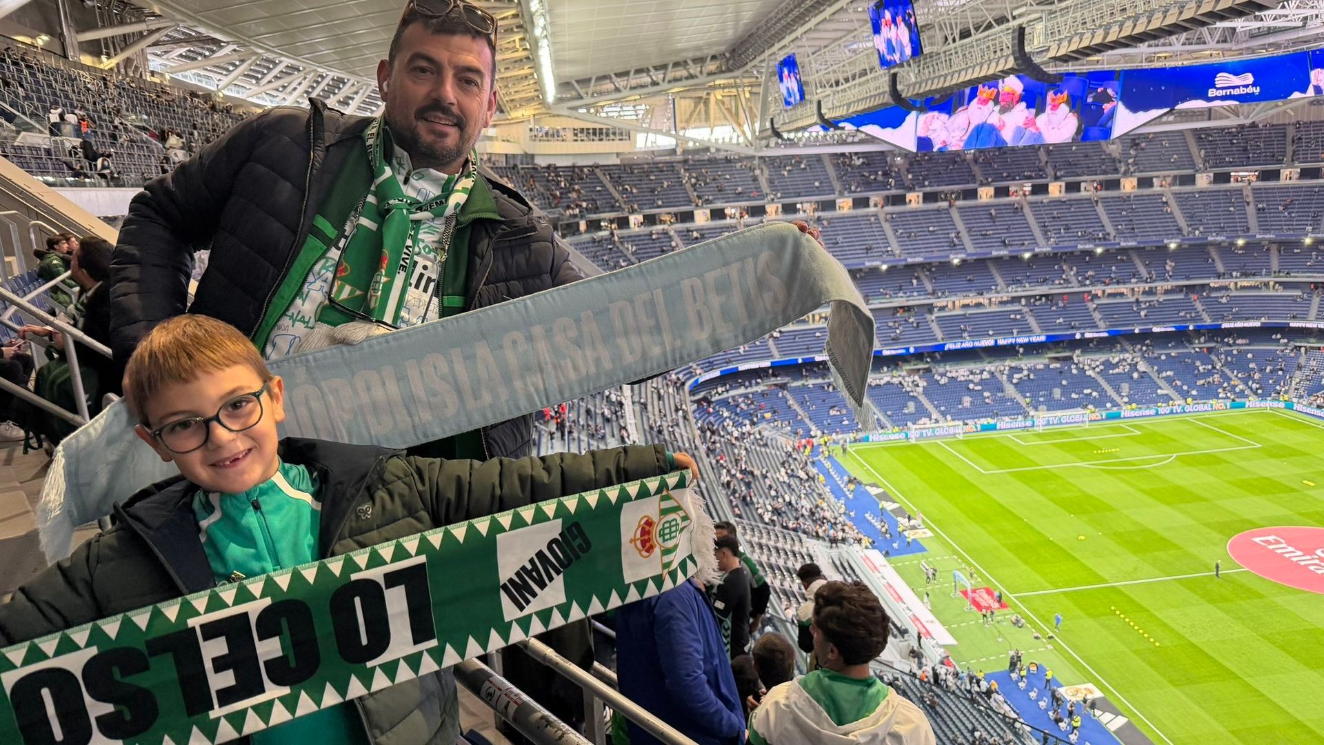 Guille y su padre, animando al Betis en el Bernabéu