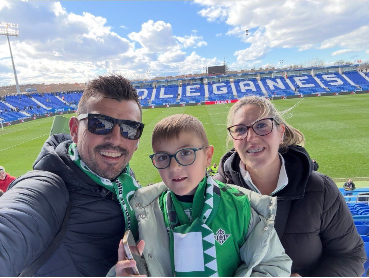 Guille y sus padres, en el estadio de Butarque