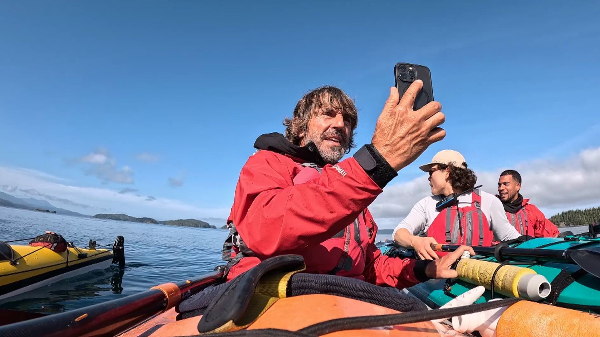 Jesús Calleja habla por videollamada con Santi Millán y los invitados mientras una ballena salta cerca de su kayak: “Espectacular”