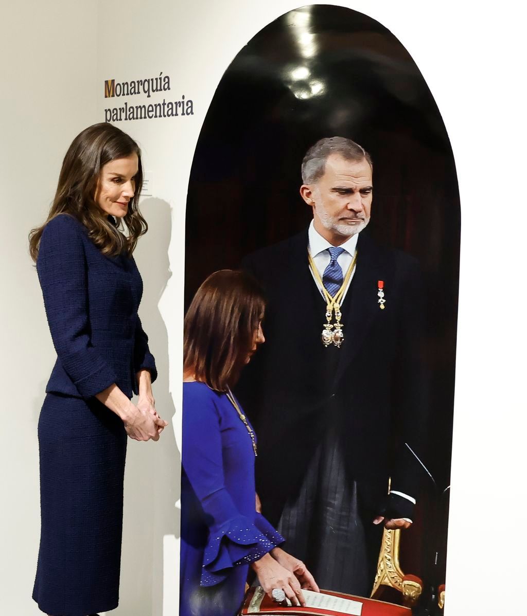 La reina en la exposición de la Constitución viendo la fotografía de Leonor