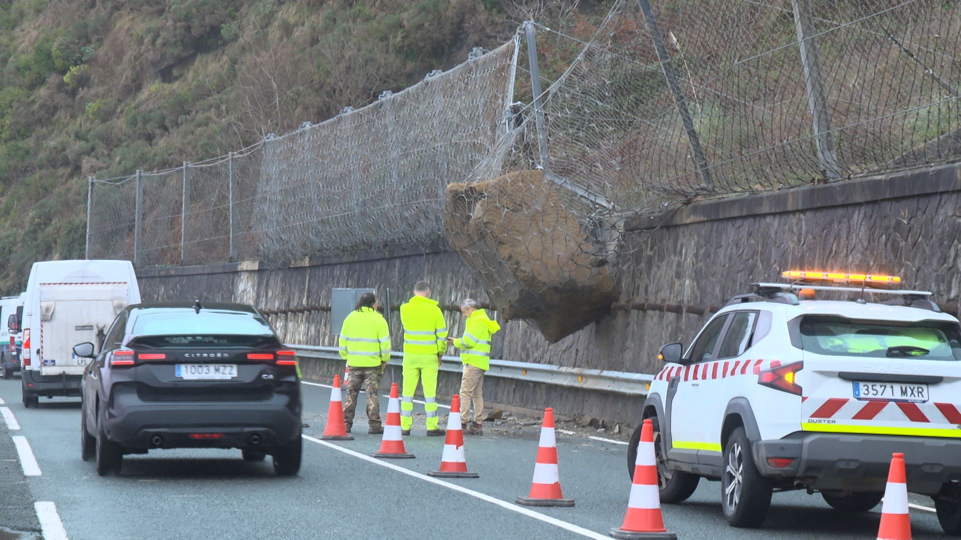 La roca quedó suspendida en el kilómetro 23 de la N-634, entre Zumaia y Zarautz