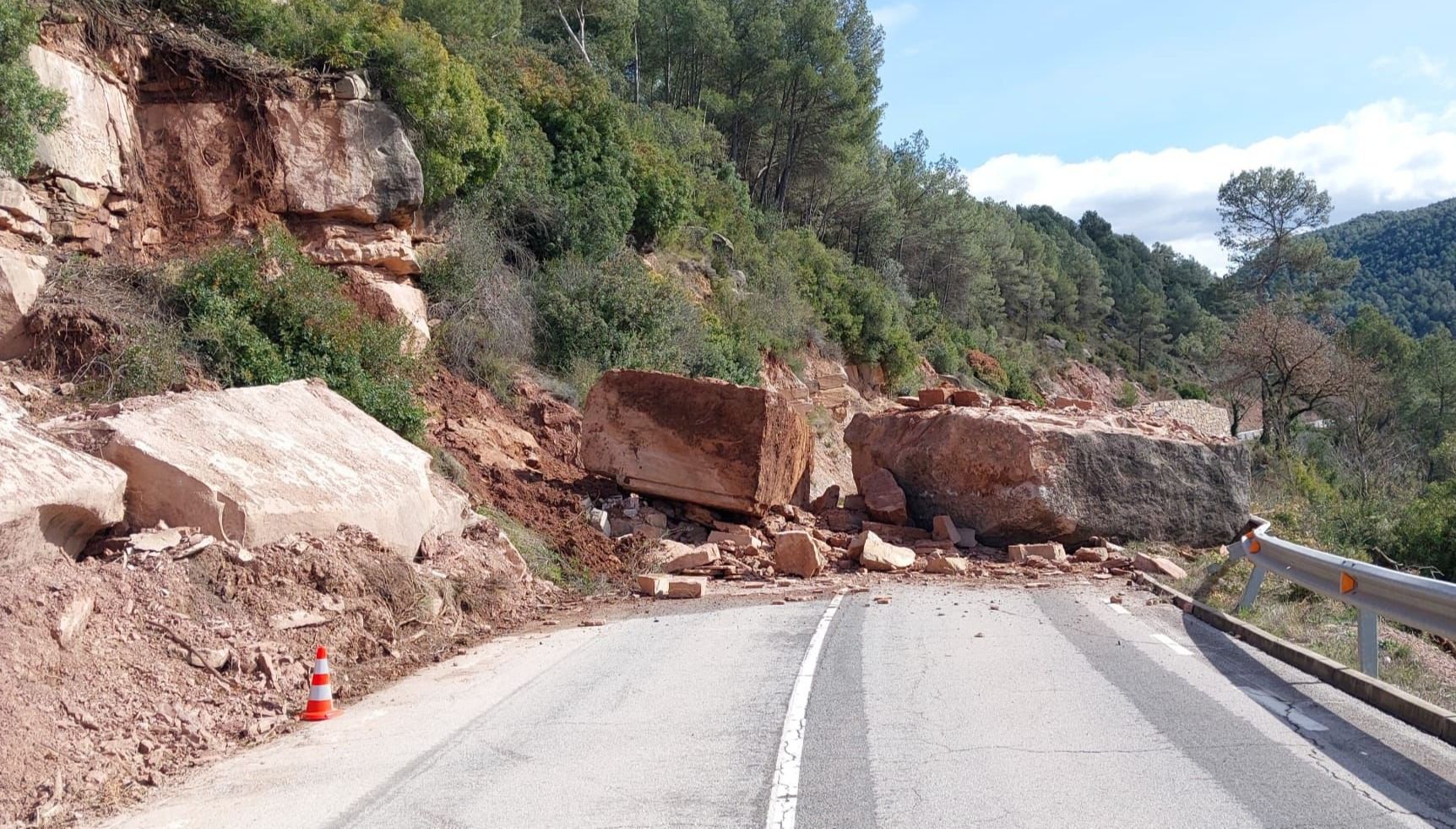 Los dos bloques de roca que han cortado la carretera BV-3008 