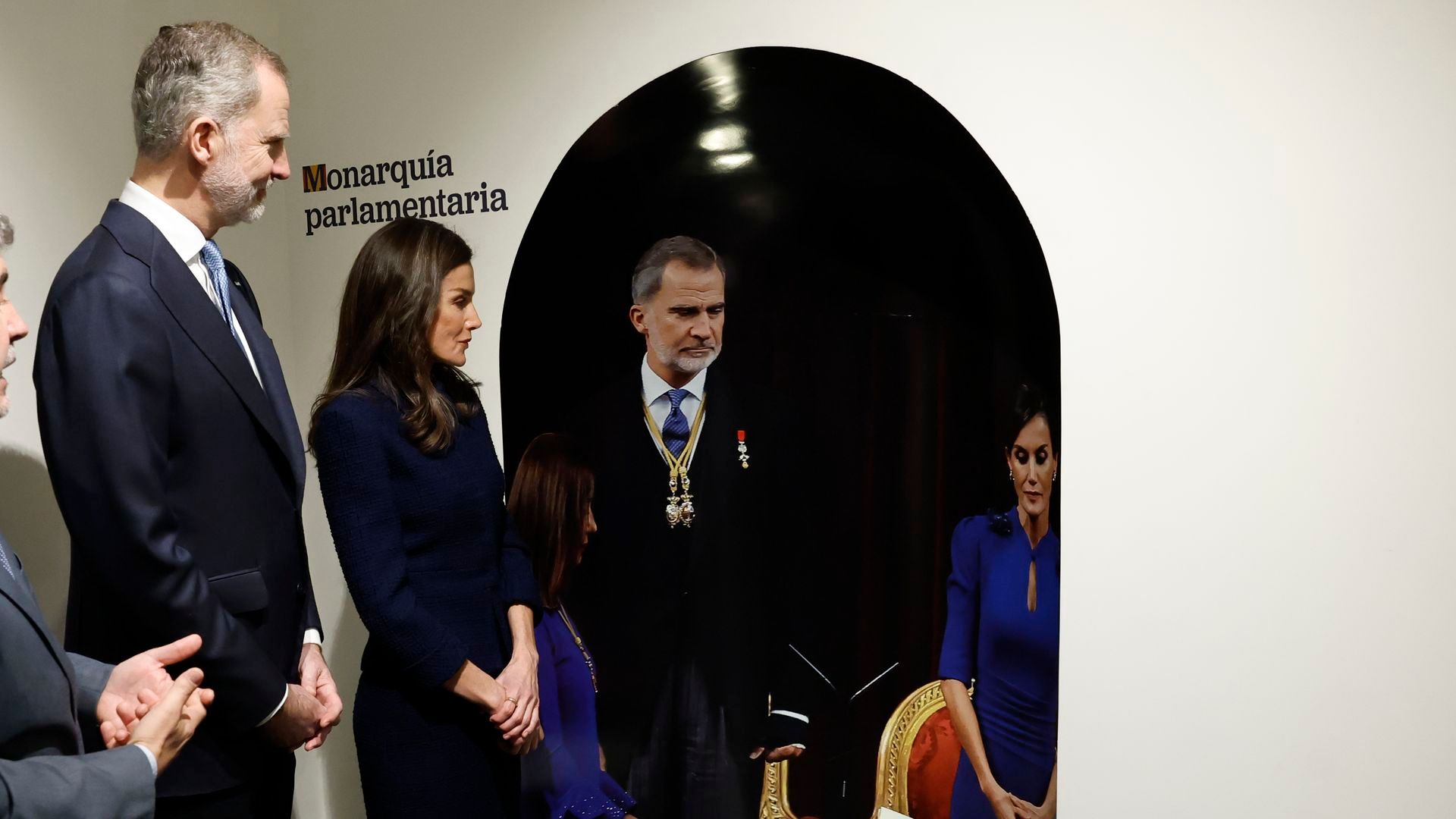 Los reyes en la exposición de la Constitución viendo la fotografía de Leonor