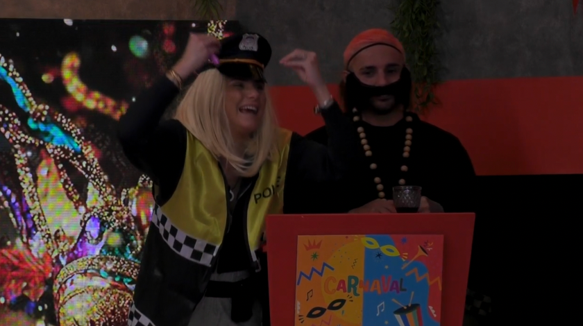 Manuel y Gloria explicando el juego