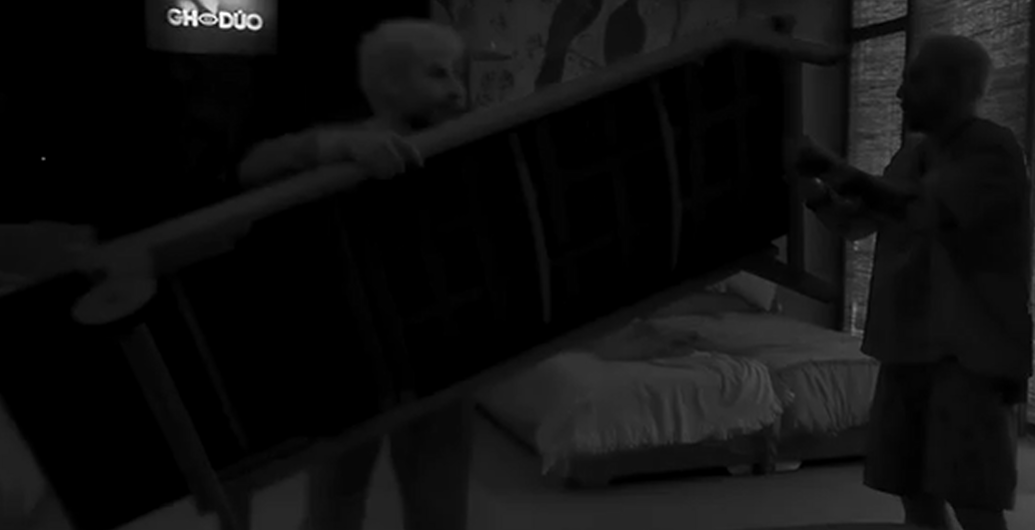 Manuel y Juanpi dejan una hamaca en el dormitorio