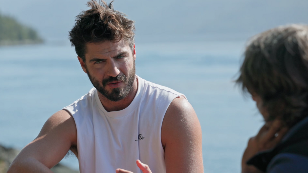 Maxi Iglesias recuerda cómo vivió el fallecimiento de su padre y el bullying que sufrió en el pasado