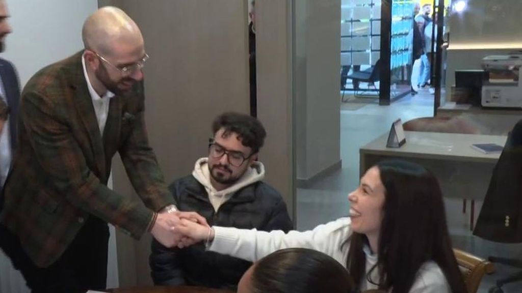 Nico y Mirian, primeros en conseguir un piso de protección oficial de Alzira