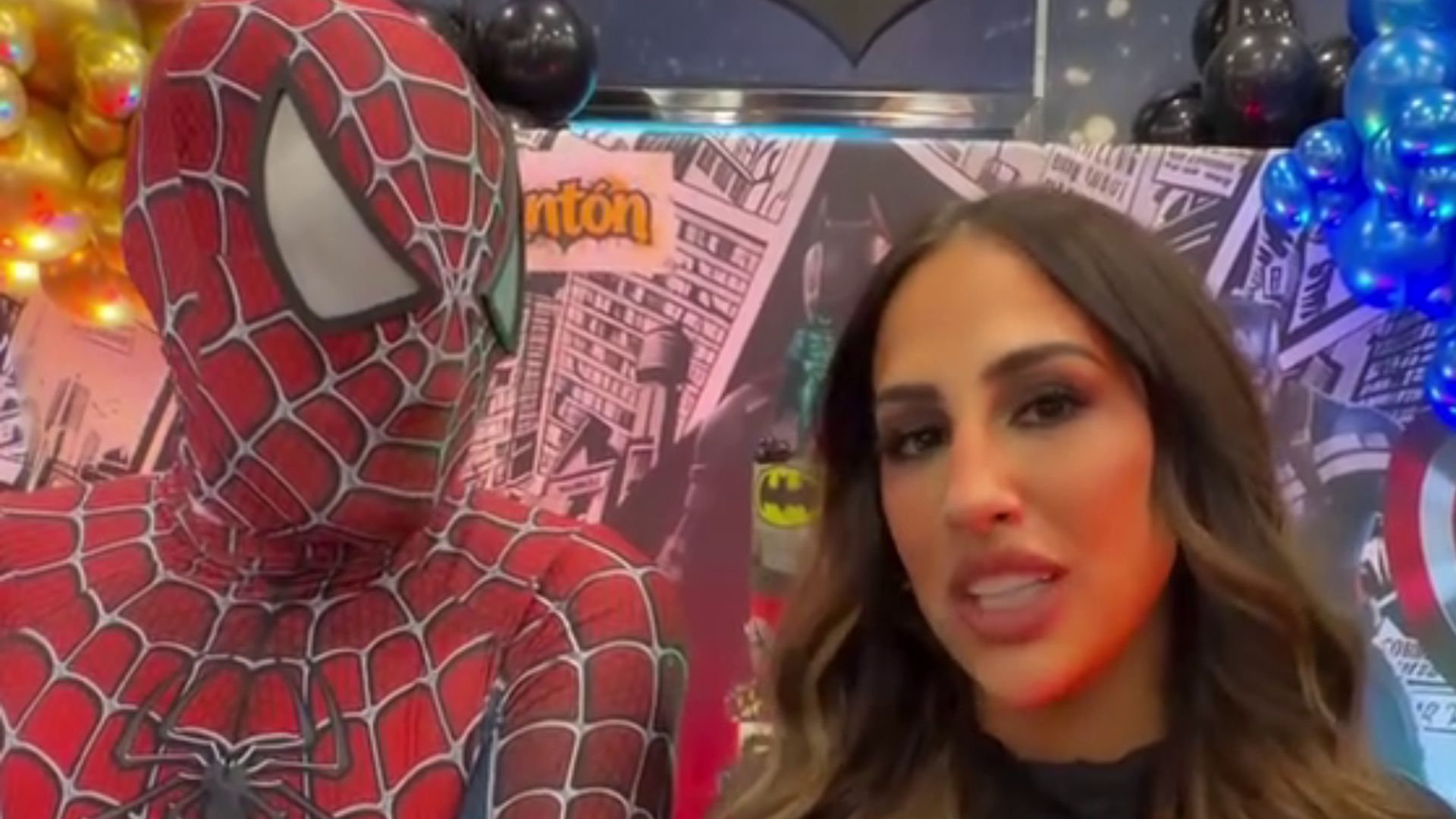 Noemí Salazar y Spiderman, en el parque de bolas que ha cerrado entero por el cumpleaños de su hijo