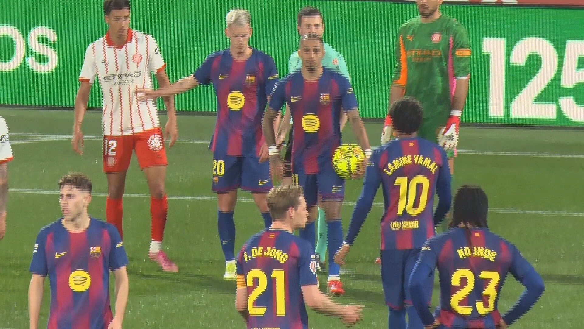 Raphinha tenía el balón antes de que Lamine Yamal se lo cogiera para lanzar el penalti