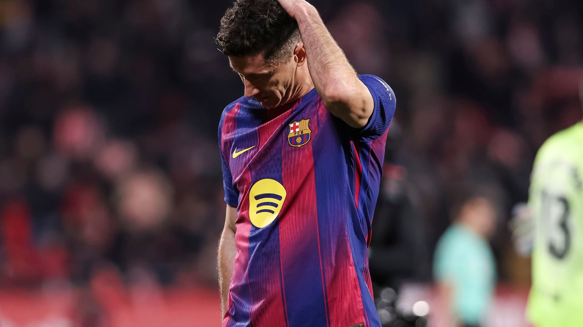 Robert Lewandowski lamentando la derrota del FC Barcelona frente al Girona