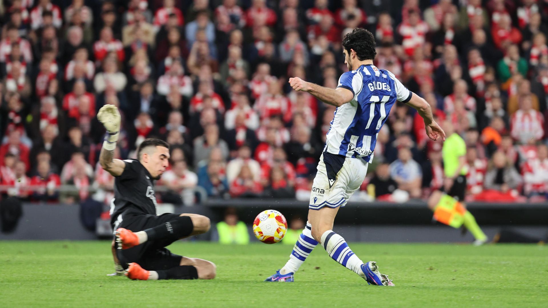 Salida de Alex Padilla ante Guedes en el derbi de Copa ante la Real en San Mamés Salida de Alex Padilla ante Guedes en el derbi de Copa ante la Real en San Mamés