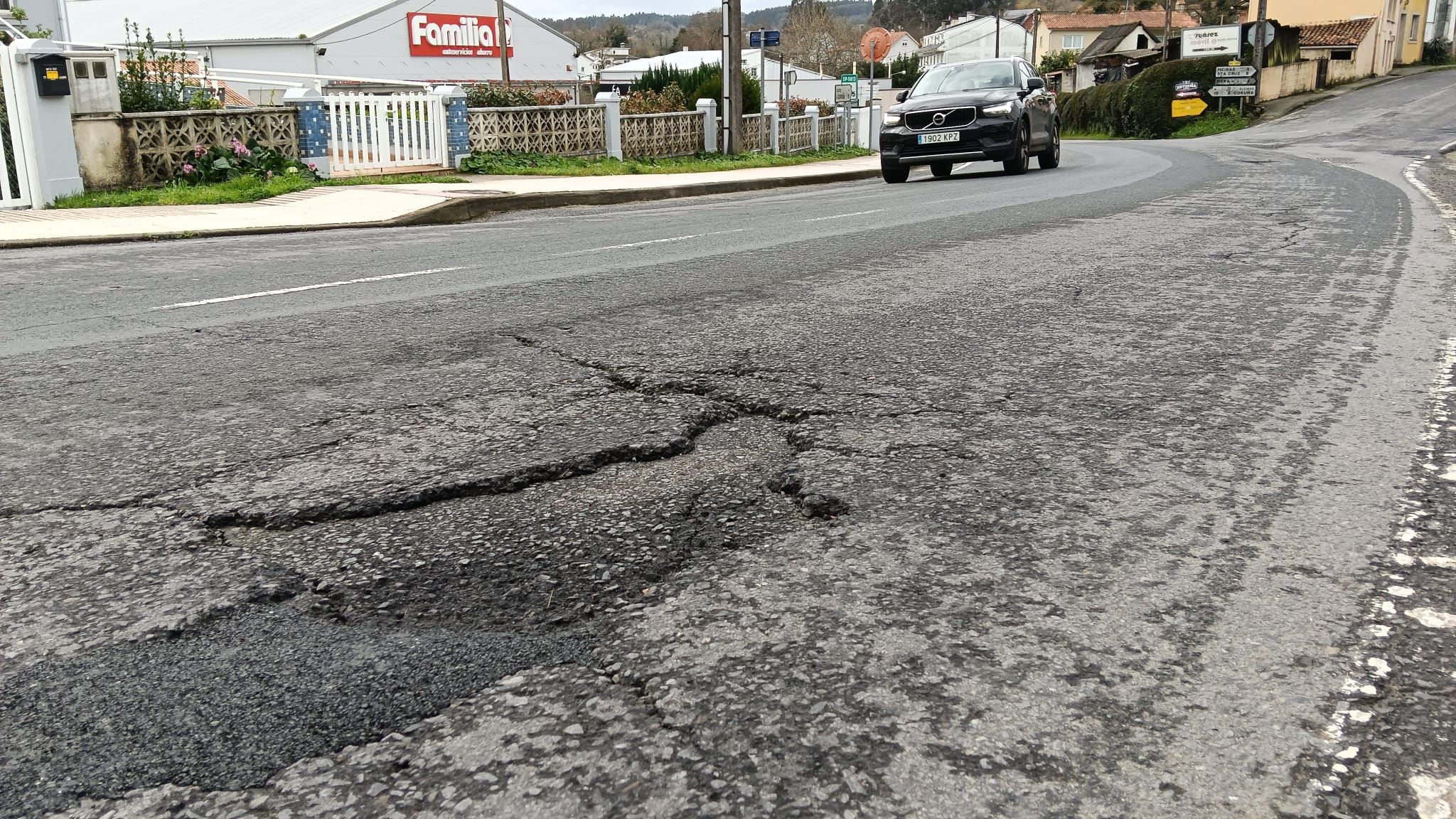 Un bache en una carretera de Sada, en A Coruña