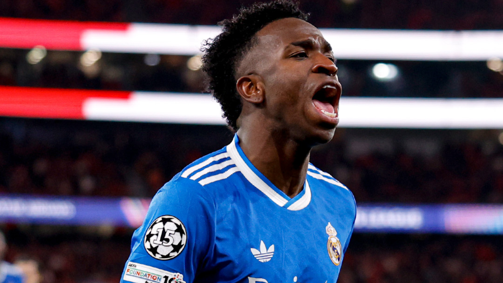 Vinicius celebra su gol al Benfica