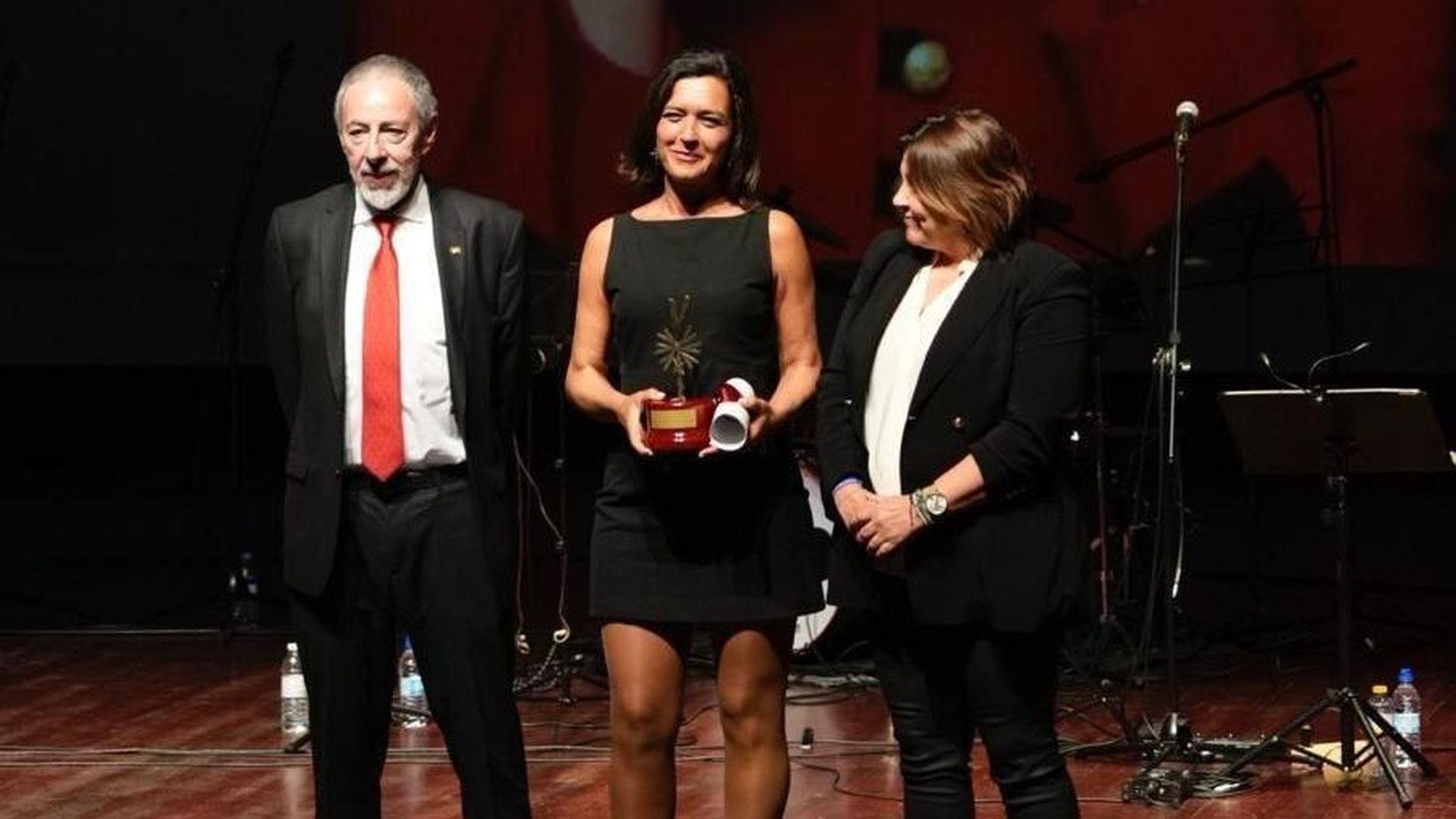 Alejandra Andrade, premiada por su compromiso en la lucha contra el narcotráfico en ‘Fuera de cobertura’