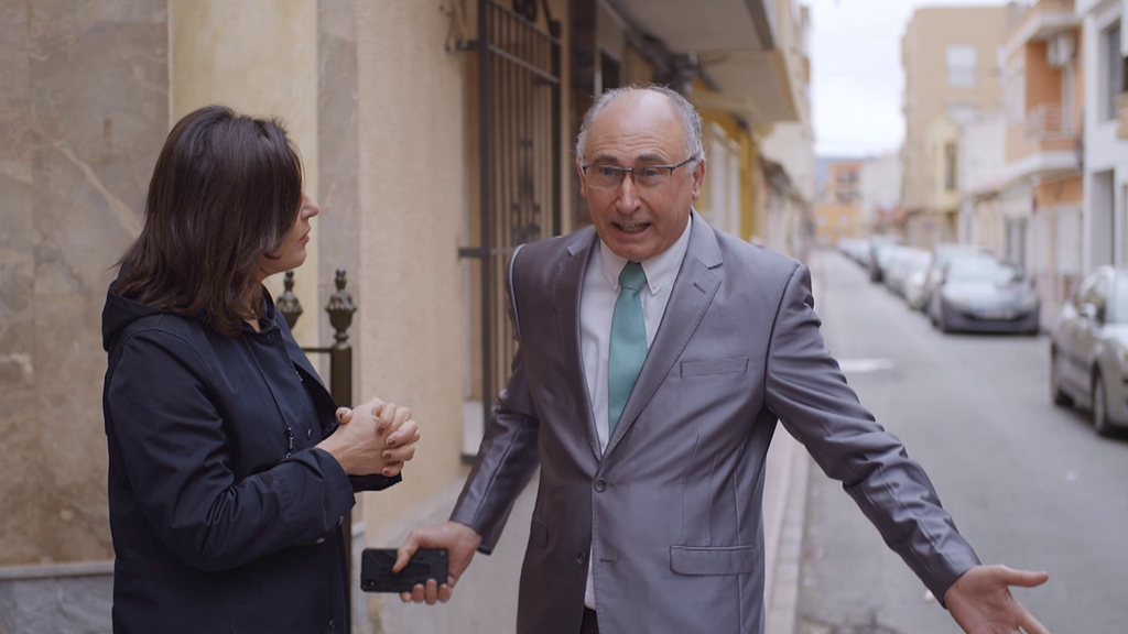 Alejandra Andrade vive un tenso momento con un español fiel de 'La Luz del Mundo': "No haces caso, te lo voy a volver a repetir"