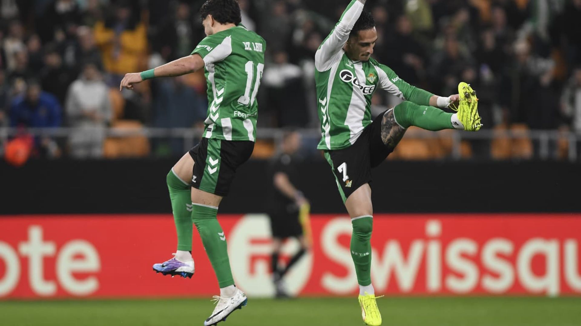 Antony celebra su gol en el Betis-Feyenoord junto a Abde