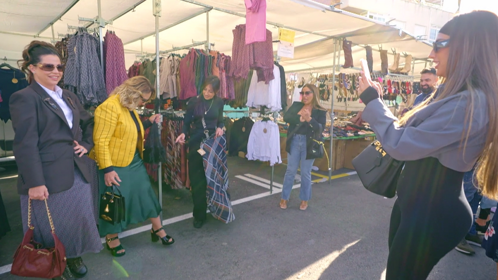 Las Guiribitey se estrenan en el mercadillo de la mano de las Salazar: "Esto se va a hacer viral"