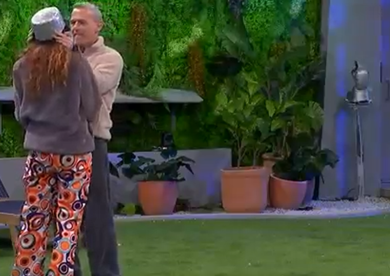 Carlos, muy cerca de Cristina