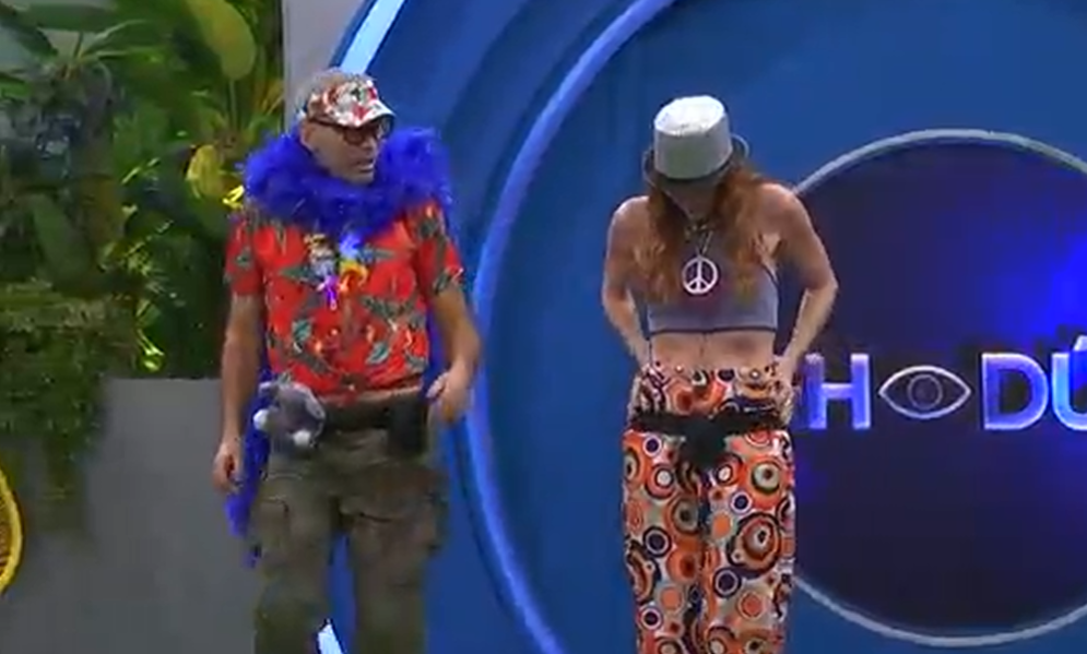 Carlos y Cristina bailan en el jardín