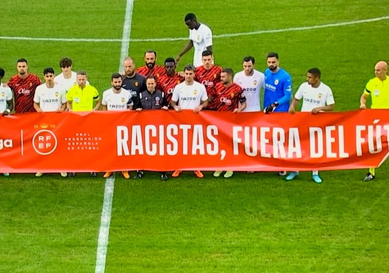 Diakhaby no posa con una pancarta contra el racismo