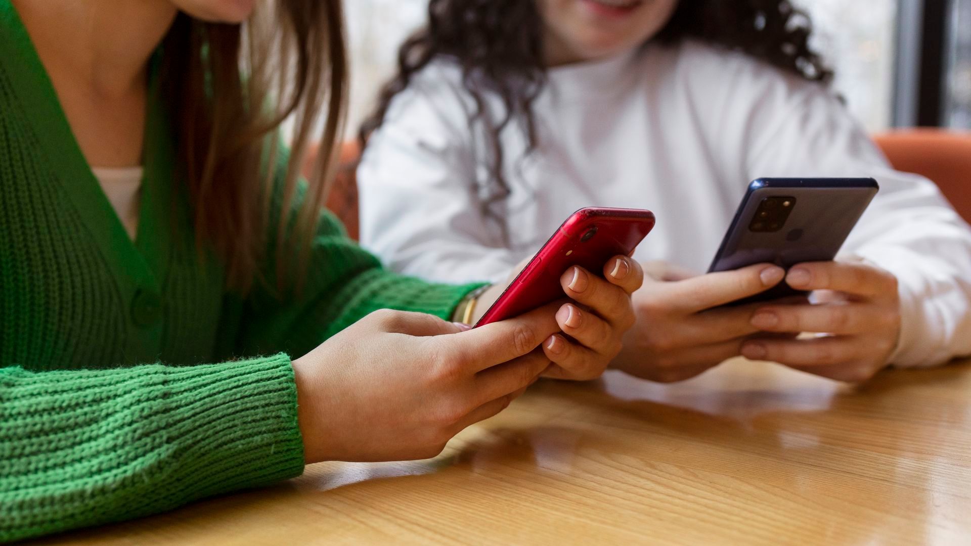 Dos chicas usando el móvil Dos chicas usando el móvil