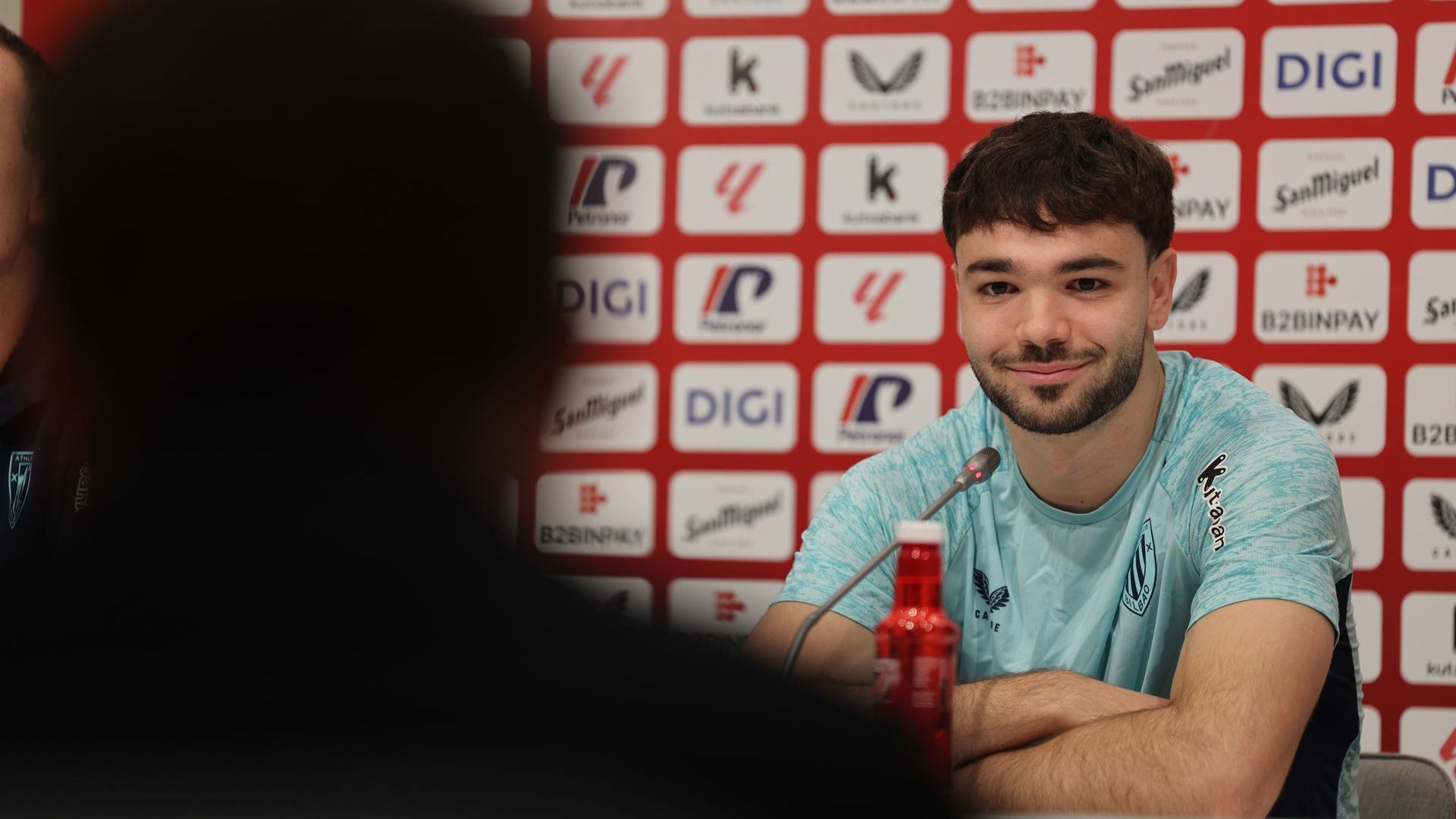 El central Unai Egiluz comparece ante la prensa en Lezama