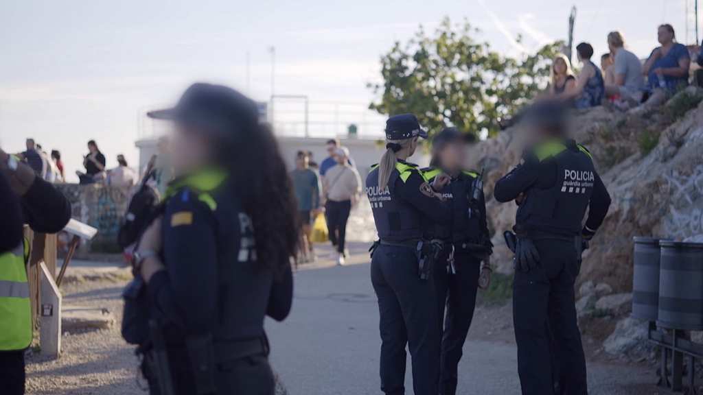 El infierno de los vecinos del Carmel de Barcelona: agresiones por parte de turistas, botellones en los búnkeres y desesperación