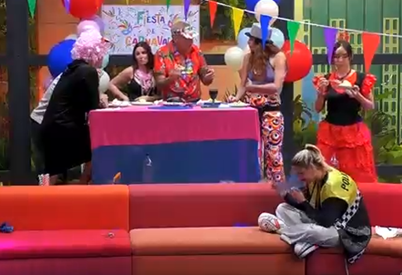 El personal repasa la broma de anoche