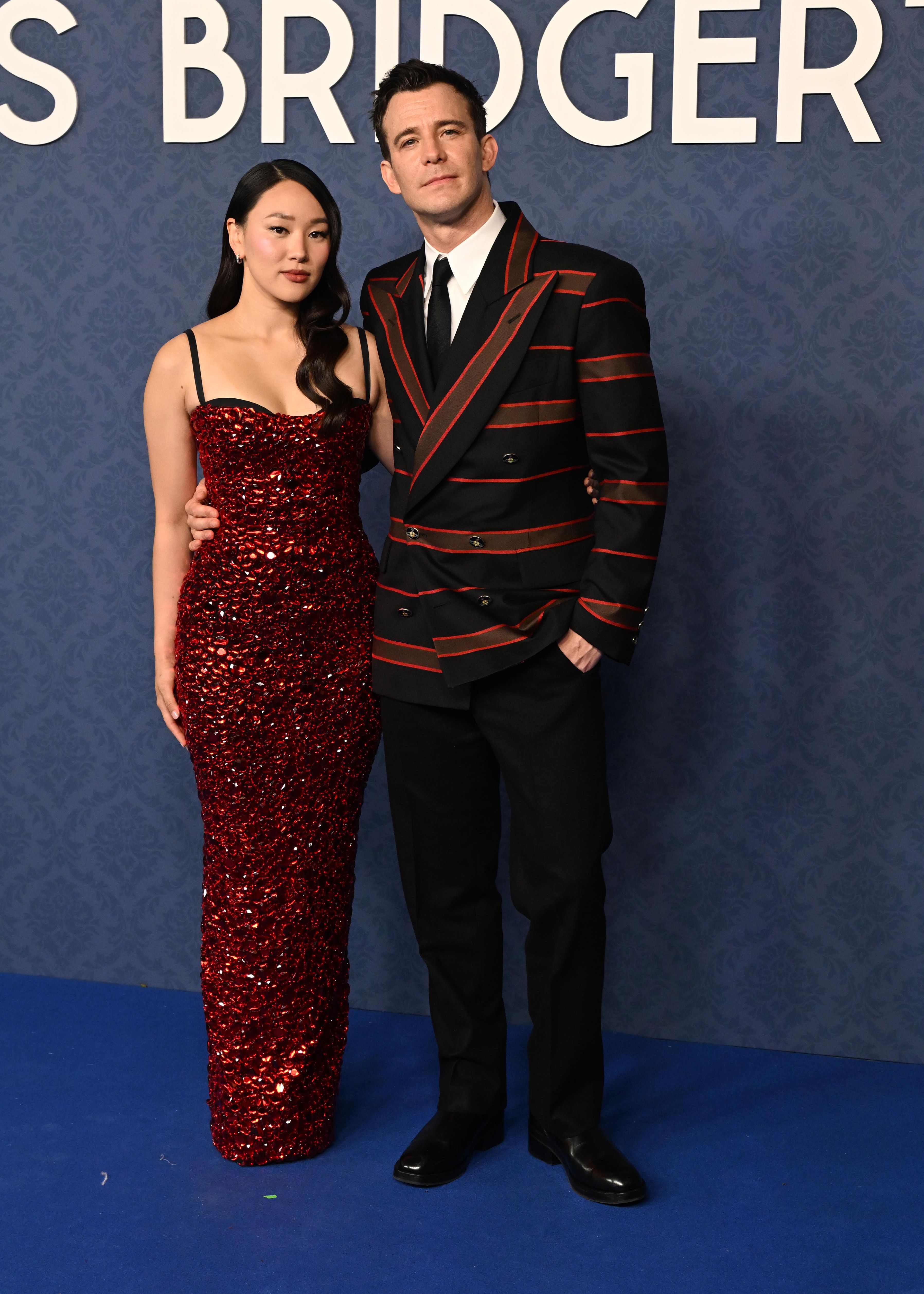 Luke Thompson y Yerin Ha, protagonistas de la serie, durante el baile de máscaras de Los Bridgerton