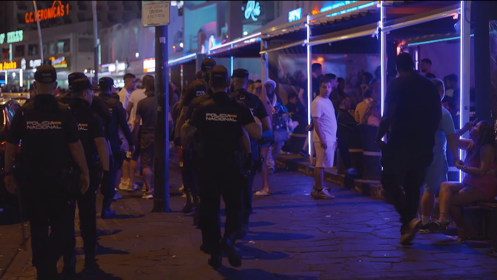 'Fuera de cobertura' se adentra en la fiesta de la zona más turística de Tenerife: "Es impresionante lo hasta arriba que van"