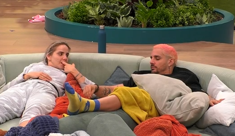 Gloria habla con Manu