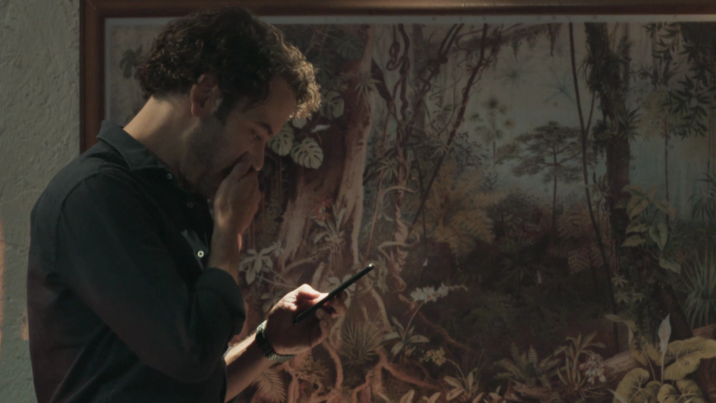 Iván ha conseguido una grabación de los dos enamorados en la cantina del pueblo