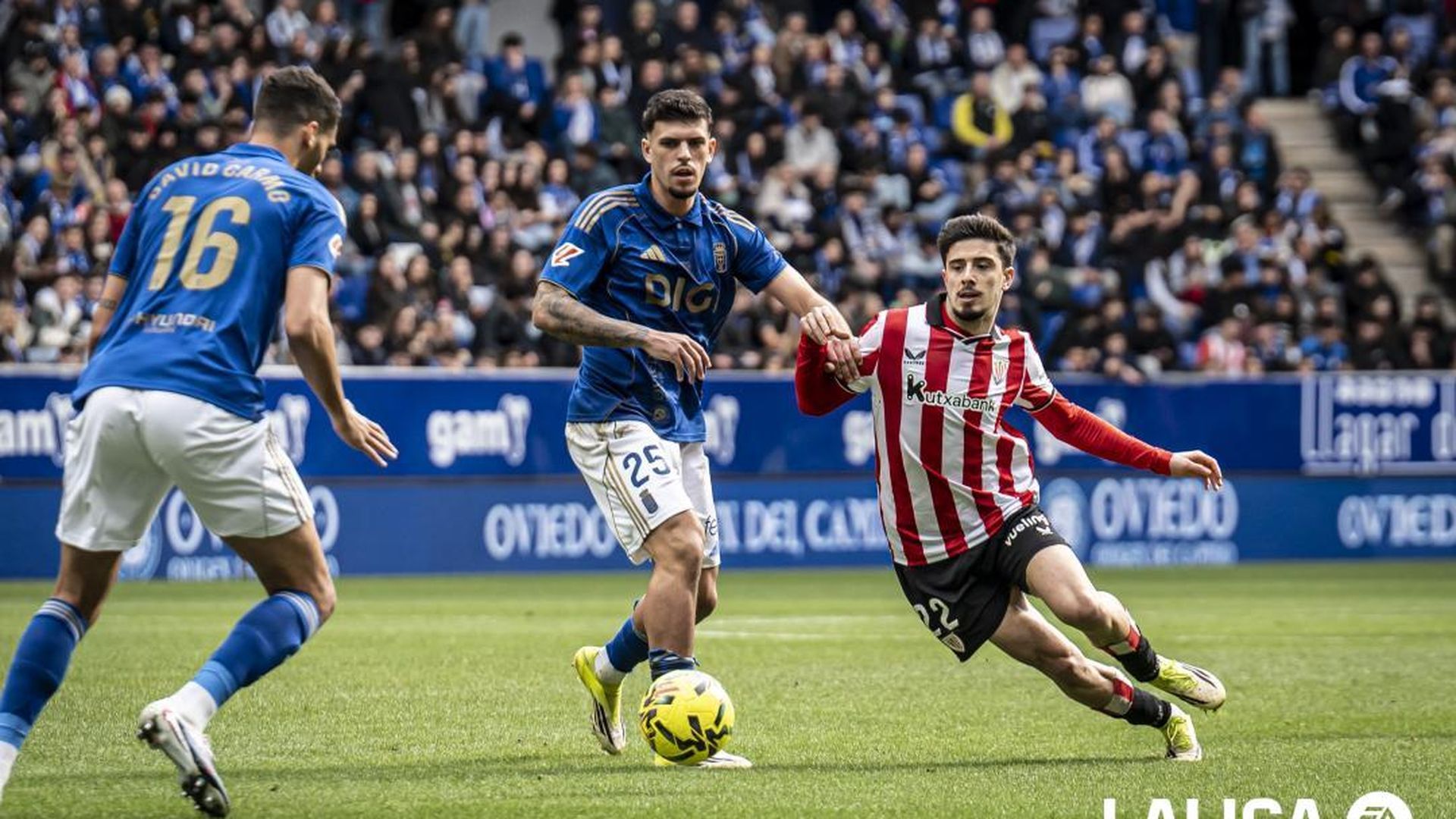 Javi López, en una jugada del Real Oviedo-Athletic